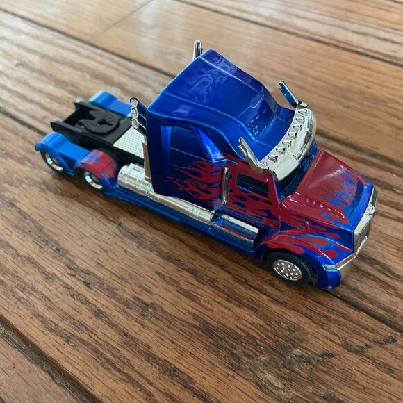 Optimus Prime Toy Truck w/ Robot on Chassis from Universal Studios - Picture 1 of 3